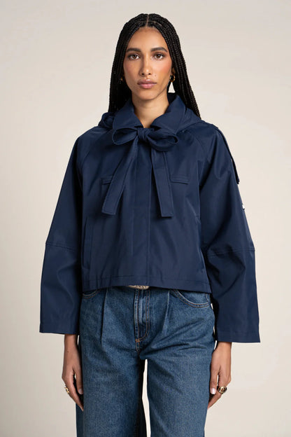 Trench-coat court Tuileries