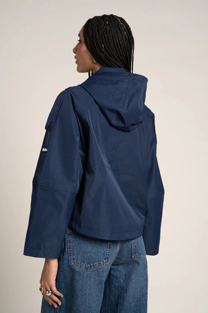 Trench-coat court Tuileries
